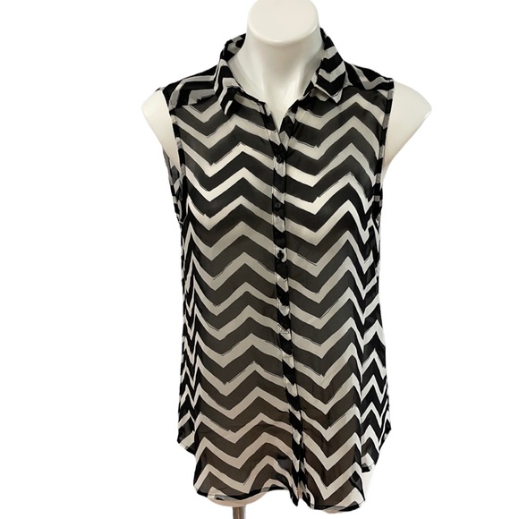 H&M Tops - H&M Sleeveless Blouse Black White Chevron Pattern